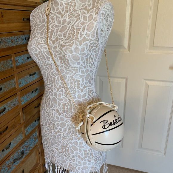 🏀🏀Basketball Shaped Crossbody Handbag Chain Handle -White🏀🏀 - Picture 10 of 10